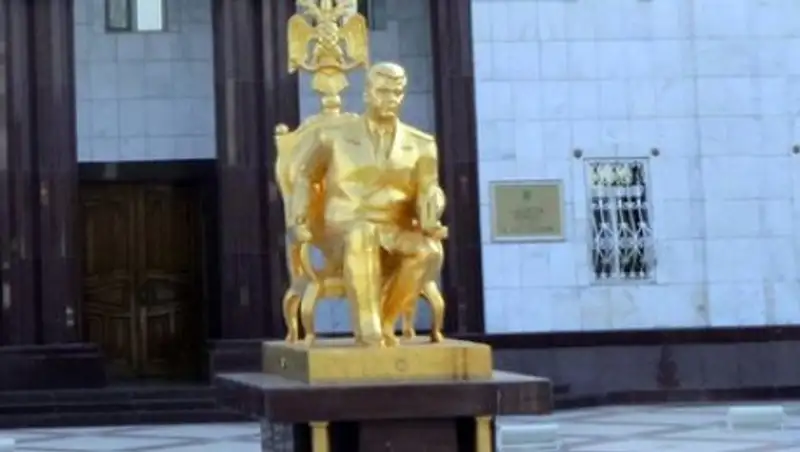 В Ашхабаде демонтировали позолоченный памятник Сапармурату Ниязову