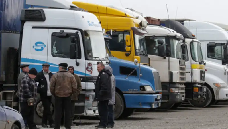 На казахстанско-узбекской границе большегрузы простаивают по трое суток
