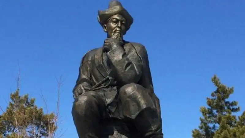 В селе Егиндыбулак в честь празднования 350-летия Казыбек би установлена монументальная стела