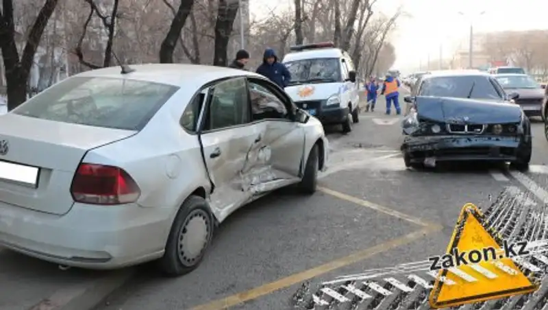 Volkswagen едва не снес людей на остановке в Алматы