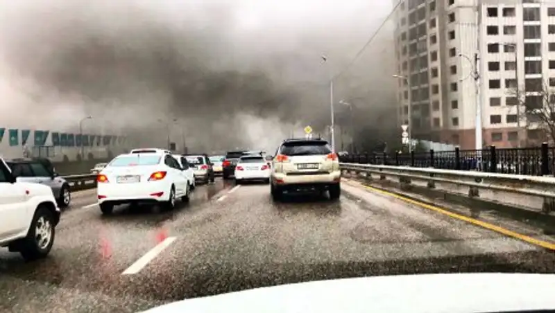 На паркинге строящегося ЖК в Алматы произошел пожар