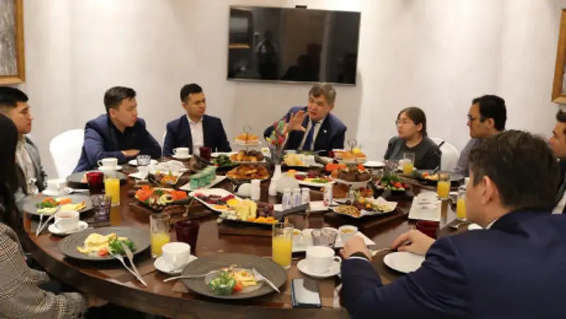 Министр здравоохранения позавтракал со студентами