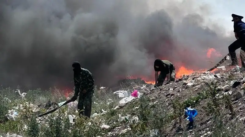 100 человек тушат мусор на полигоне в Кокшетау