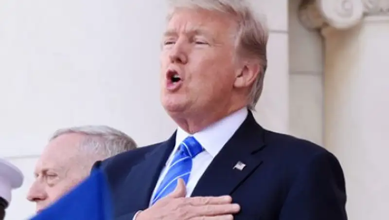 Трамп забыл слова гимна США