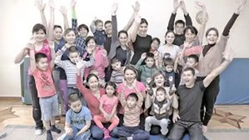 В Алматы из автобуса высадили мать с ребенком-аутистом