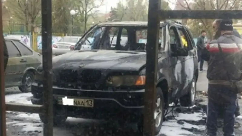 В Шымкенте полностью сгорел автомобиль BMW X5