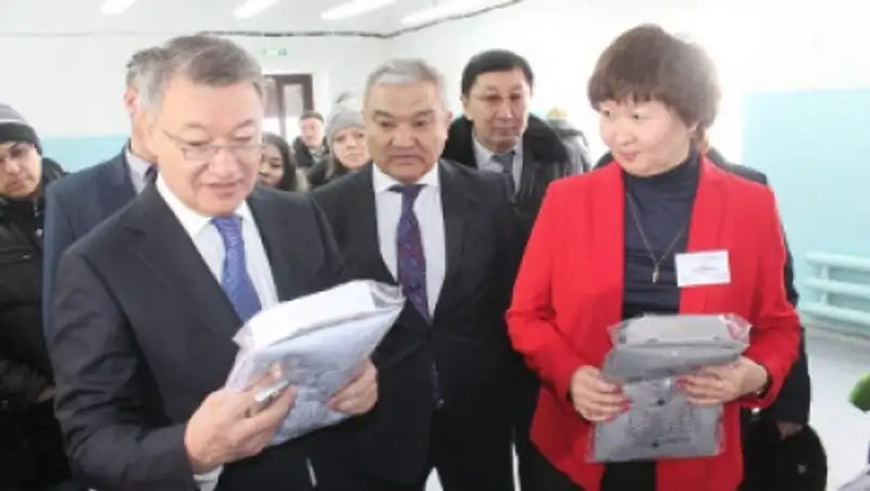 Даниал Ахметов порекомендовал покупать одежду, сшитую в Семее