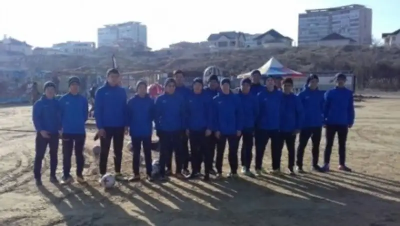 Жители Актау требуют закрыть зоопарк на футбольном поле