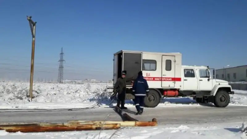 В Алматы очередной водитель грузовика снес газопровод