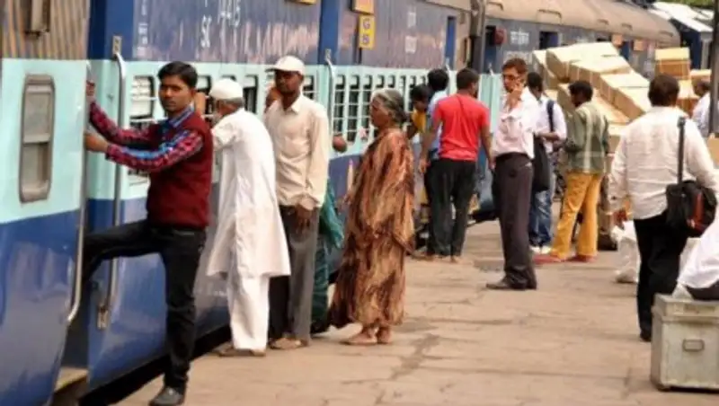 Поезд сошел с рельсов на юго-востоке Индии: 23 погибших