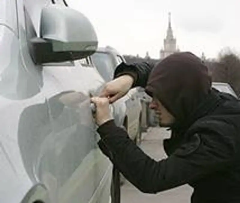 В Алматы из автомашины предпринимателя были похищены 3 кассовых аппарата, фото - Новости Zakon.kz от 05.12.2011 21:47