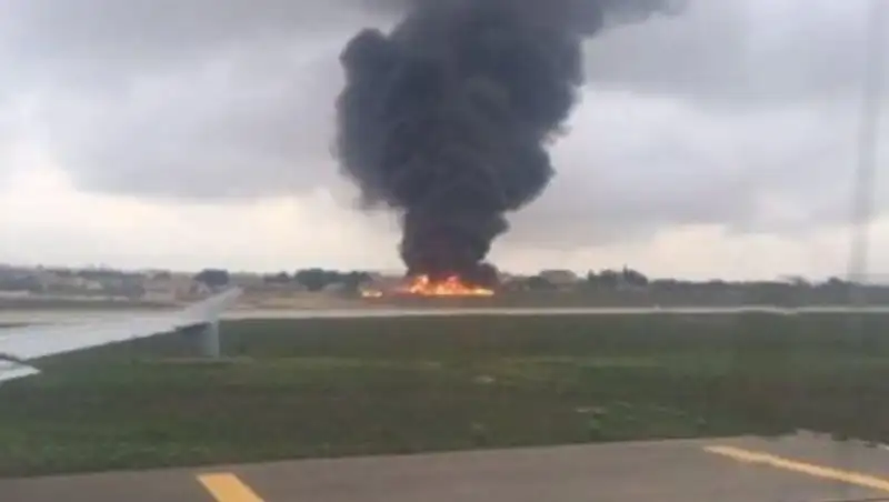 Крушение военного самолета в столице Конго: выживших нет