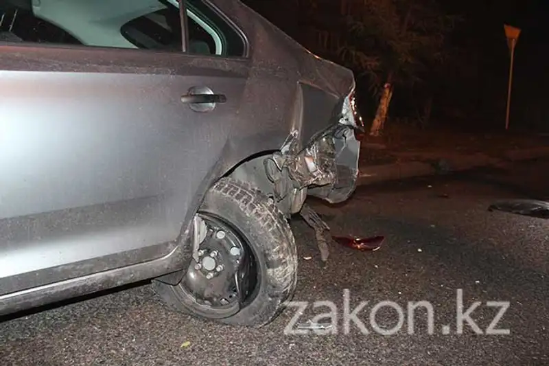 Водитель Мазды протаранил две машины и покинул место ДТП, Алматы (фото), фото - Новости Zakon.kz от 13.11.2013 18:48