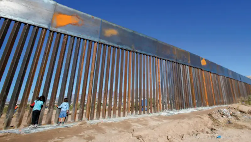 Суд заблокировал выделение средств на стену между США и Мексикой