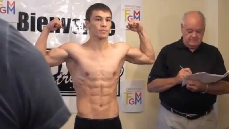 Казахстанский боксер одолел мексиканца в Канаде