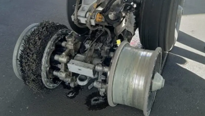 У самолета маршрута Санья - Нур-Султан порезало шасси