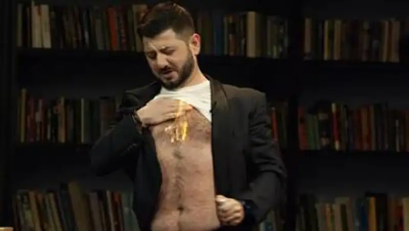 Галустян пришел на шоу Нурлана Сабурова и поджег себя