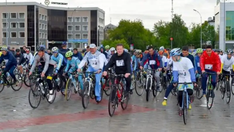 Александр Винокуров и Кумар Аксакалов на велосипедах проехались по Петропавловску