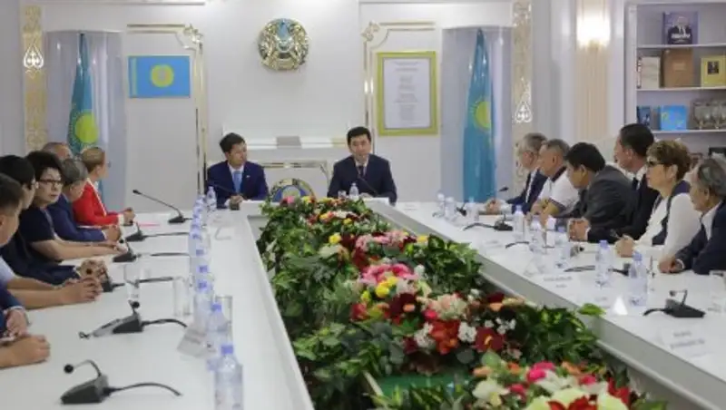 Больше ста книг об истории Сарыарки передали карагандинцы в Национальную академическую библиотеку РК