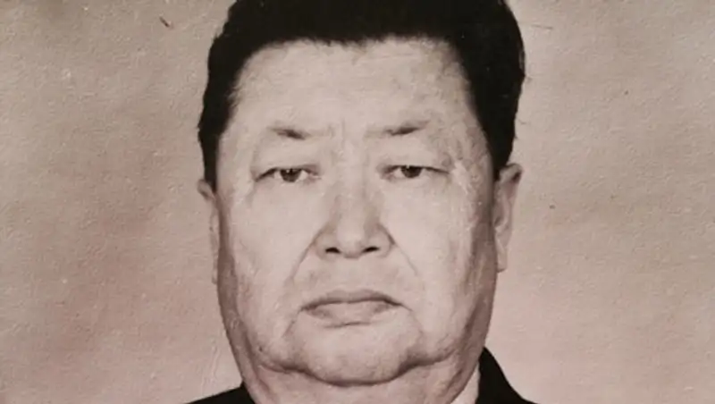 Мы, внуки и правнуки бережно храним в своем семейном архиве боевые награды деда Башира Атжанова