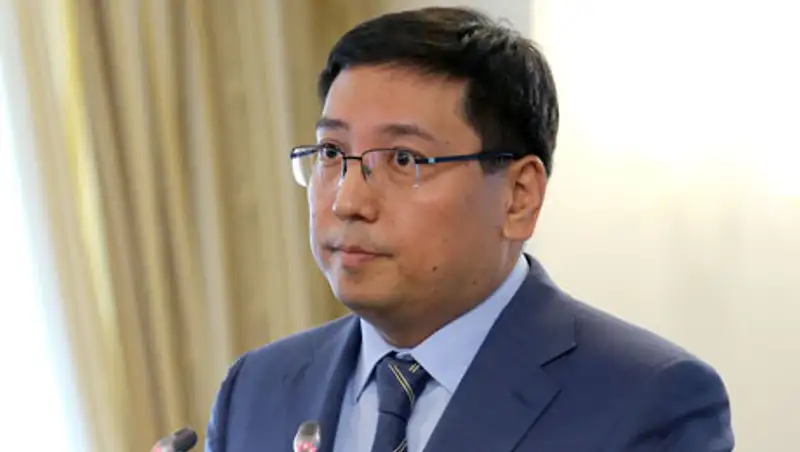 Е. Досаев презентовал в Сенате законопроект о республиканском бюджете на 2014-2016 годы, фото - Новости Zakon.kz от 25.10.2013 22:49