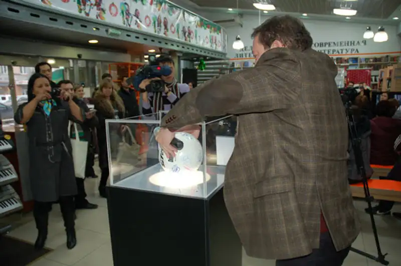 В Алматы на интернет-аукцион выставили мяч с автографами сборной Англии по футболу В Алматы на интернет-аукцион выставили мяч с автографами сборной Англии по футболу, фото - Новости Zakon.kz от 05.12.2011 23:25