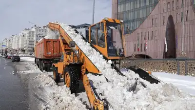 трактор, уборка снега, фото - Новости Zakon.kz от 18.04.2023 19:05