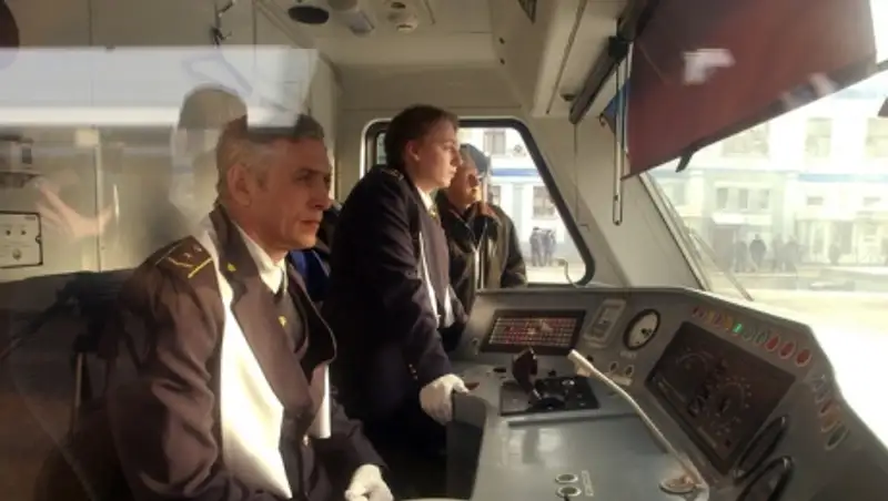 Подмосковная электричка подъехала к Курскому вокзалу с горящей кабиной