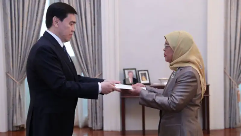 Посол Казахстана вручил верительные грамоты президенту Сингапура