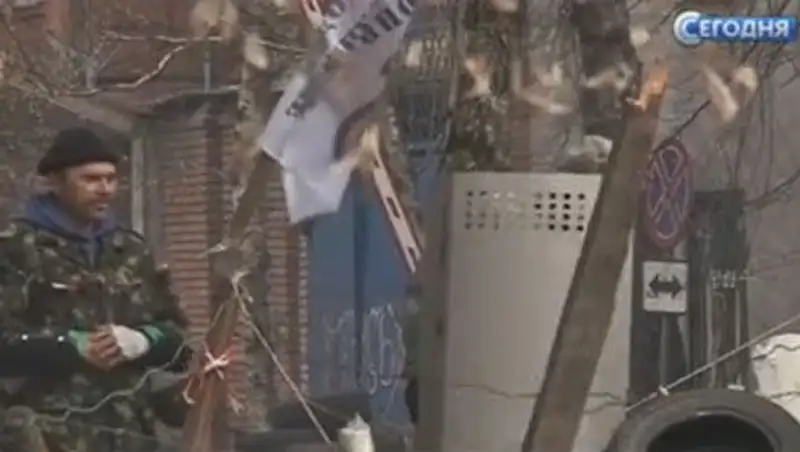 В Славянске люди в черном открыли огонь по блокпостам  