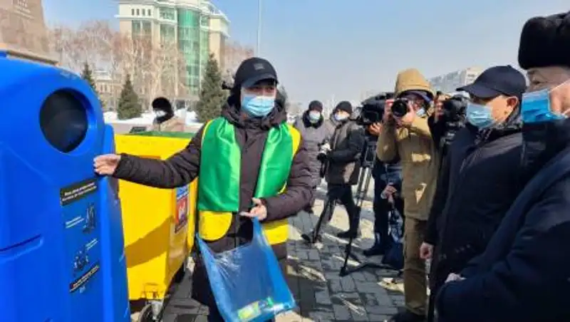 Восточному Казахстану передали технику и  оборудование для раздельного сбора ТБО