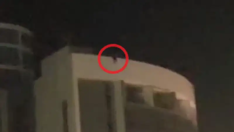 Угрожает спрыгнуть - мужчину на крыше здания сняли на видео