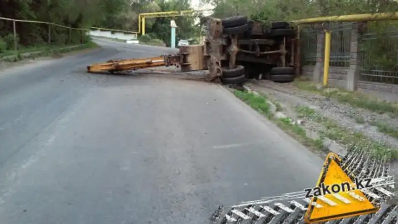 В Алматы опрокинулся экскаватор