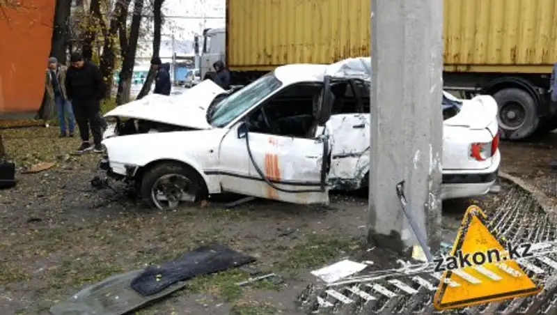 Водитель сбил насмерть женщину и разбил машину о столб в Алматы