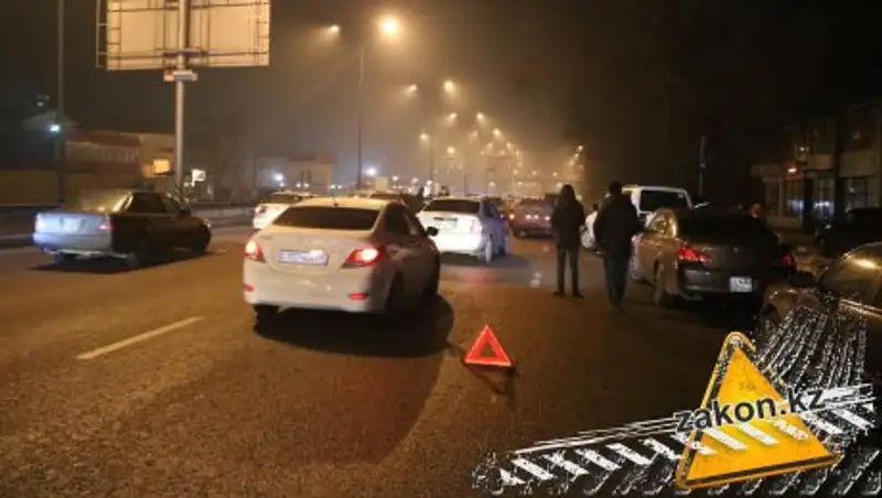В Алматы Mitsubishi опрокинулся на бок после столкновения с Acura