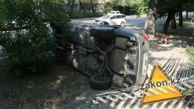 Subaru опрокинулся на бок в результате ДТП в Алматы