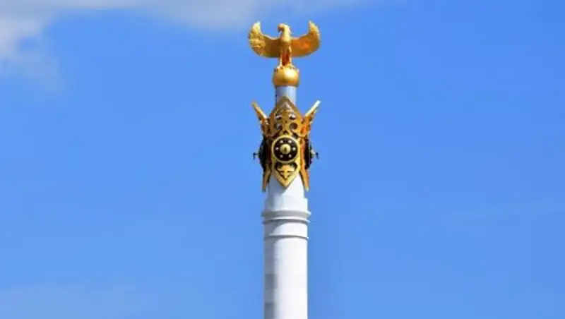 Нашумевшие надписи удалили с верхушки монумента "&#1178;аза&#1179; Елі"