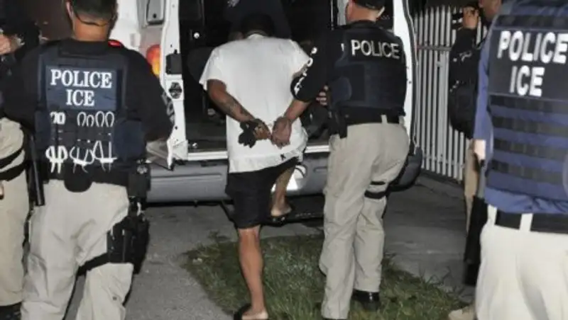 Полиция США вылавливает разгулявшихся из-за урагана мародеров