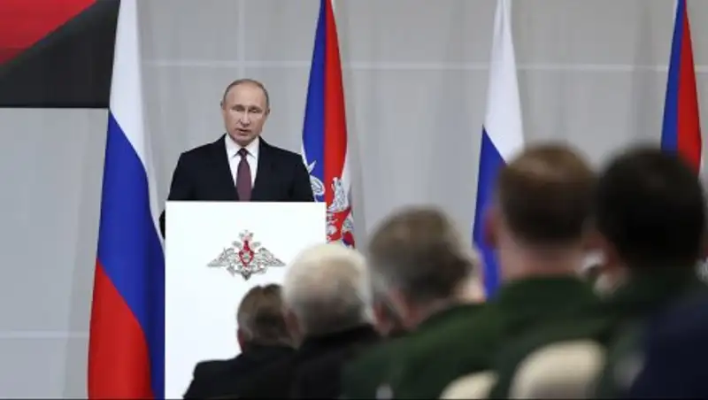 Путин поставил задачу построить в России армию нового поколения