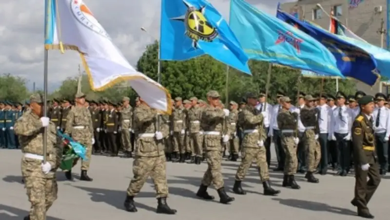 Праздничный военный парад прошел в Кызылорде 