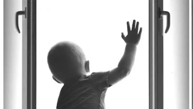 Четырехлетний ребенок выжил после падения с 4-го этажа в Актобе