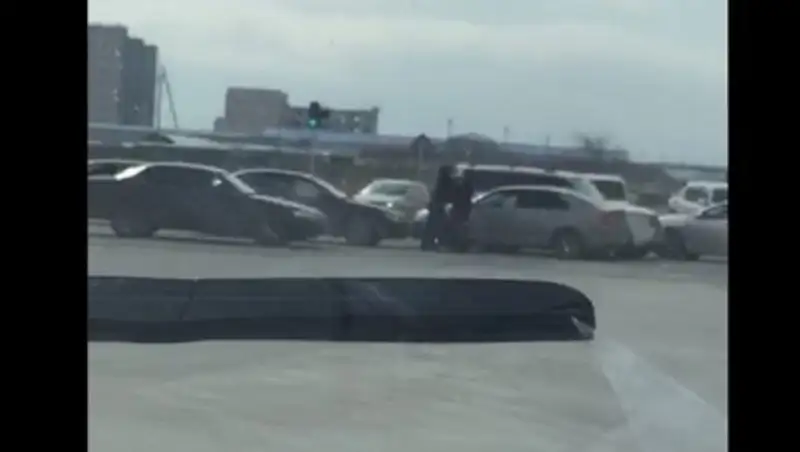 Конфликт между водителями в Актау попал на видео