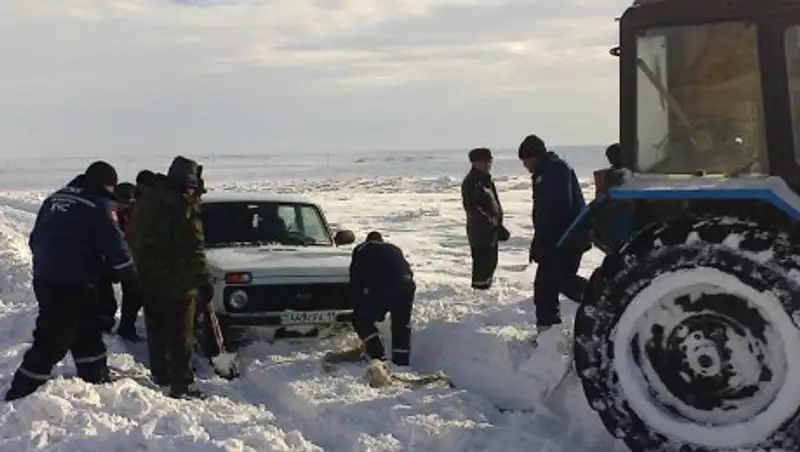 В восьми регионах страны продолжается борьба со снежной стихией
