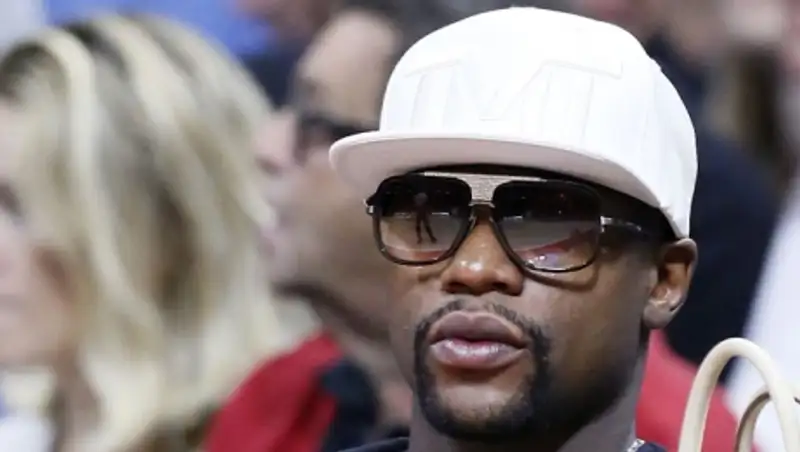 Непобедимому Мэйвезеру предлагают 120 млн долларов за бой против Пакьяо