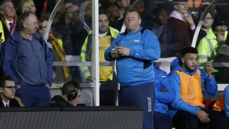 125-килограммовый вратарь «Саттон Юнайтед» перекусил во время игры c «Арсеналом»