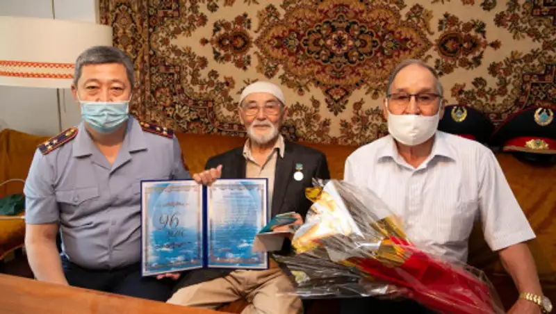 С 96-летием полковника в отставке Курмата Рахимова поздравили полицейские ВКО