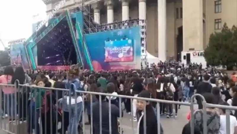 В Алматы на детей рухнула металлоконструкция