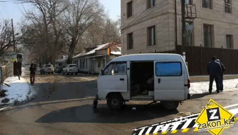 На одном из перекрестков Алматы Daewoo Damas отправил Жигули в забор