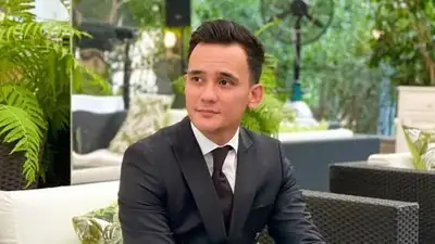 Али Окапов рассмешил фанатов резиновыми тапочками, фото - Новости Zakon.kz от 25.09.2023 10:11