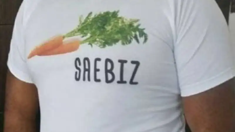 В Шымкенте появились футболки с морковкой и надписью на латинице «saebiz»